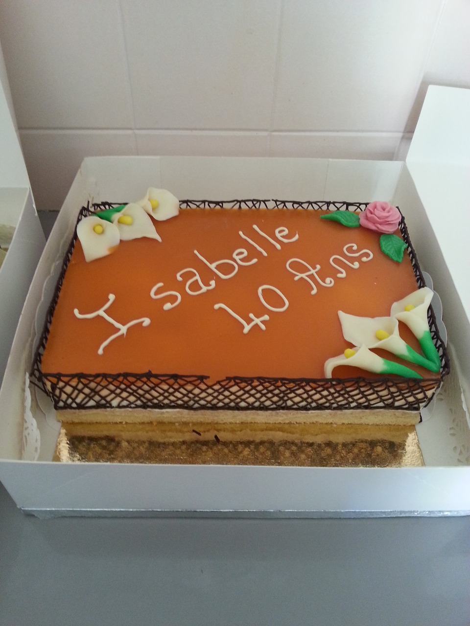 bavarois avec croquant, mousse choc blanc et abricot